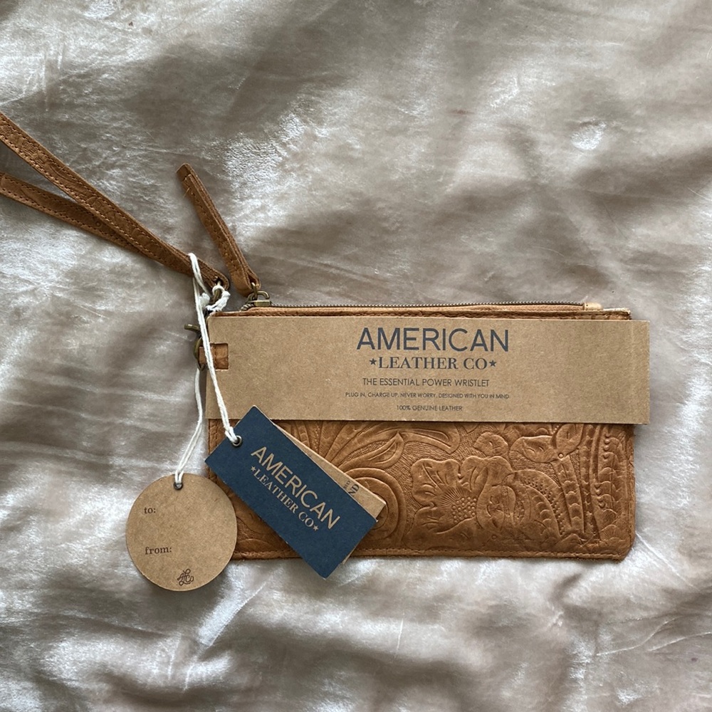 Wristlet w/ BUILT IN CHARGER!